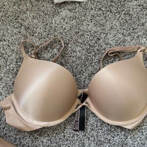 32B Victoria’s Secret bombshell bra